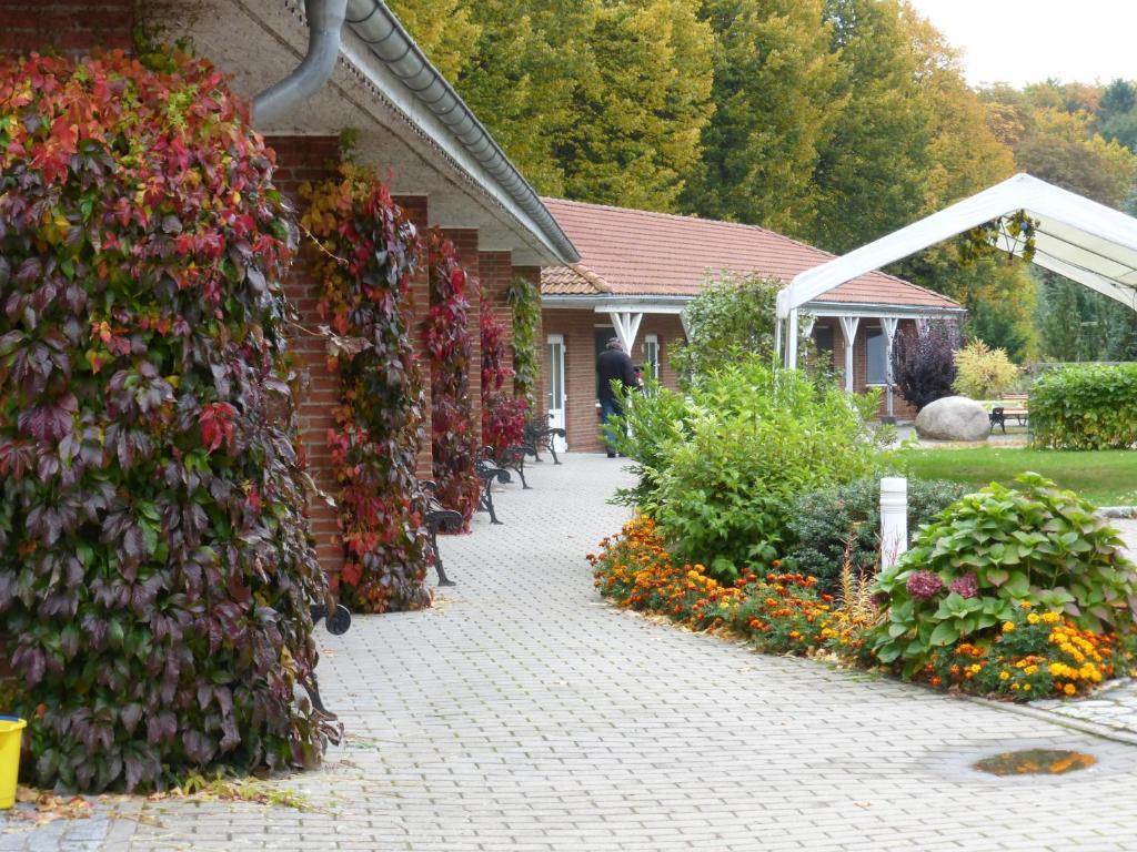 Hotel Am Schlosspark Маллин Экстерьер фото